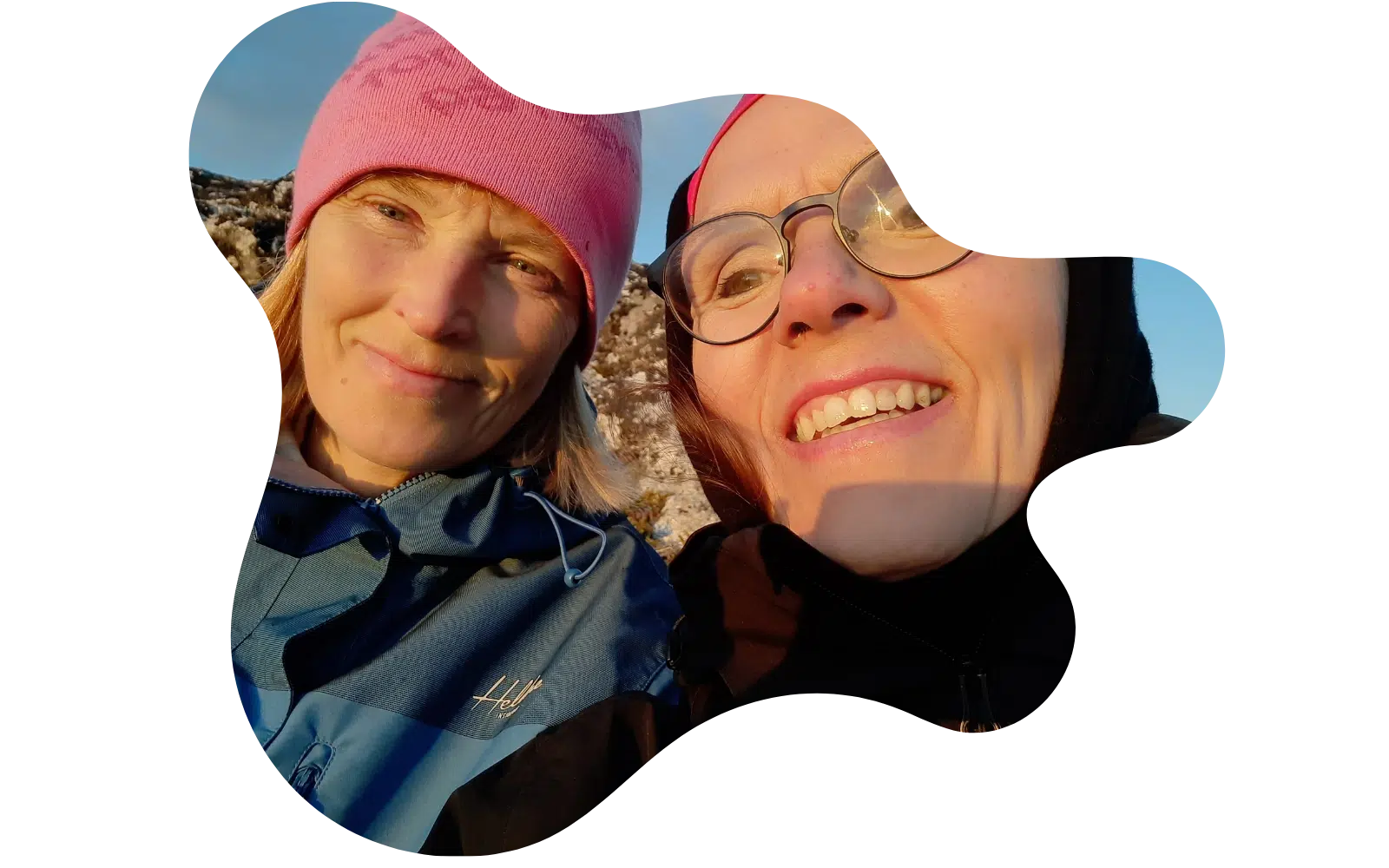 Fornøyd kunde med sunn livsstil ute på tur med venn.