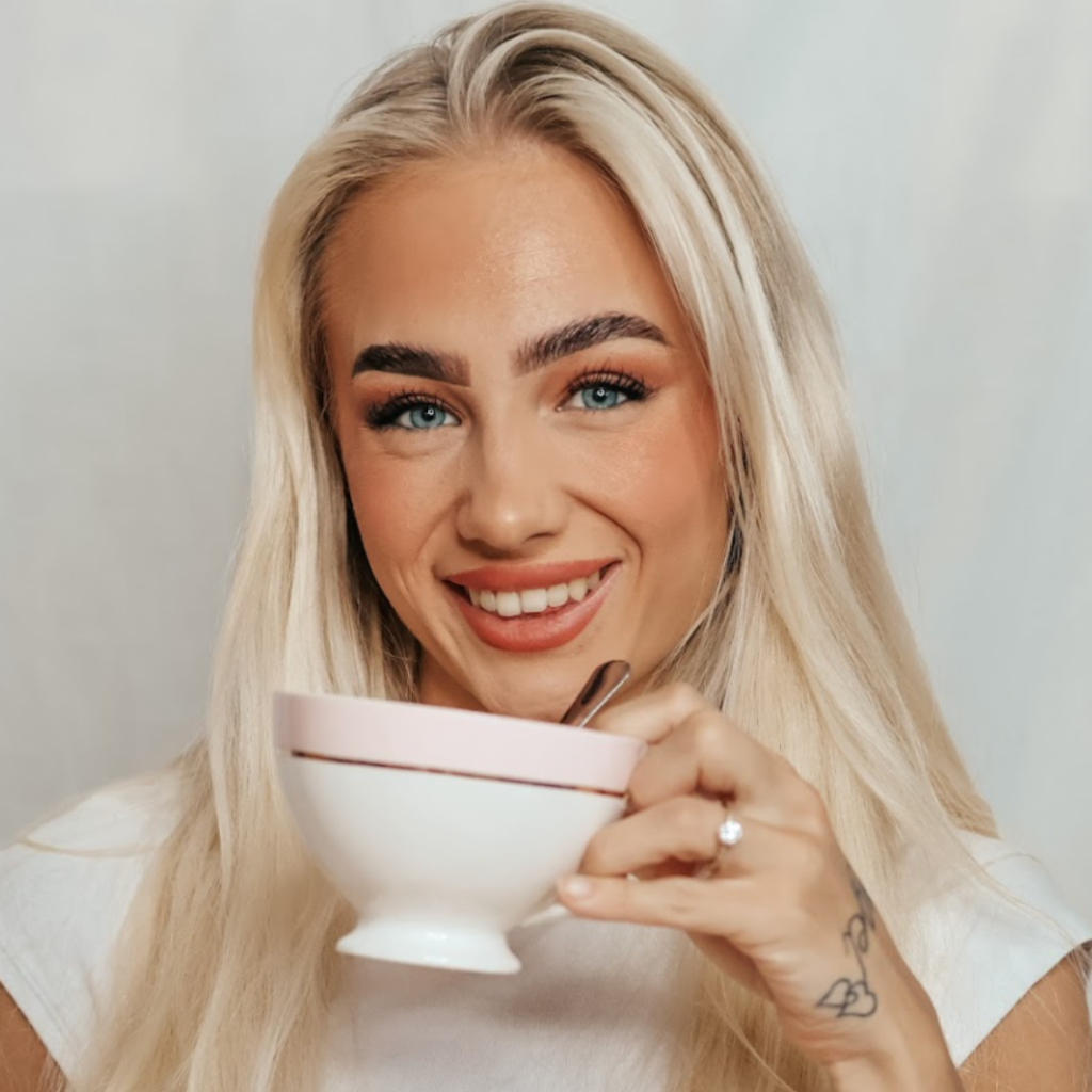 Ung jente som drikker Tea Zero